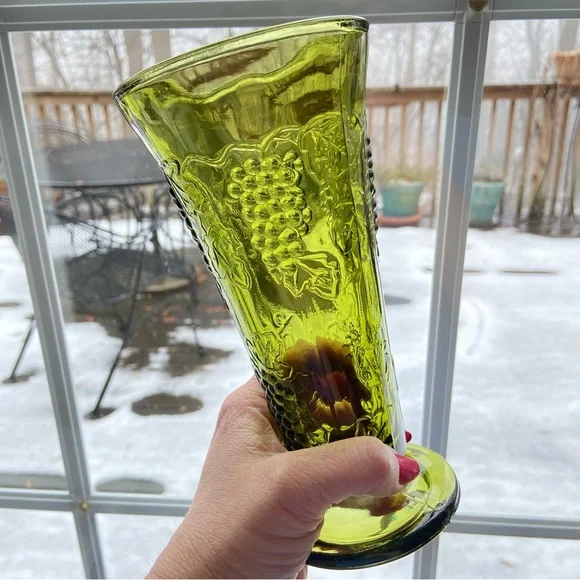 Vintage Indiana Glass pedestal vase in green Harvest Grape pattern 7.5 inches - Picture 10 of 10